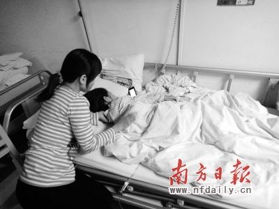 业余联赛惊现美女裁判 热身姿势专业不失女人味