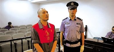 昨天，被告人王涛在法庭上听候宣判，获悉判决结果后，他的表情很是不服。 本报通讯员 李森 摄
