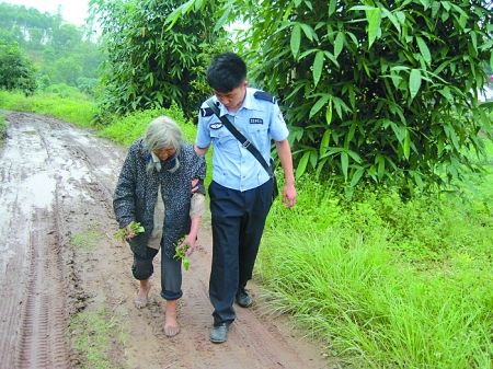 　民警将刘翠秀老人搀扶回派出所　荣昌警方供图