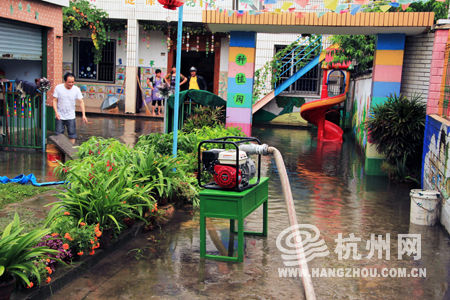 大雨致幼儿园被淹 消防员背小朋友进学校|幼儿