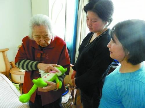 92岁老太帮助家里多个保姆学习成为金牌月嫂