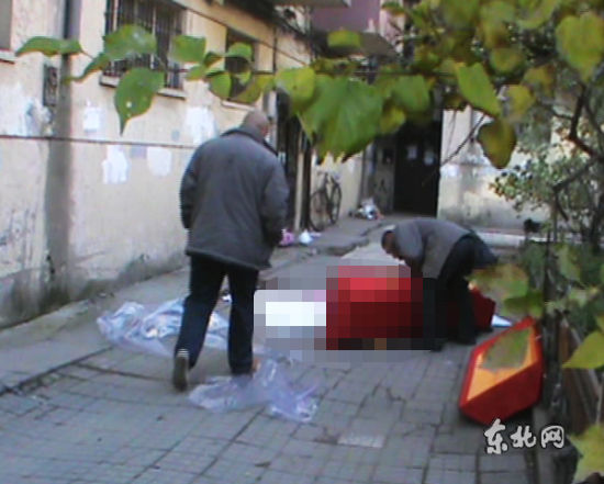 工作人员将母女二人遗体运走。东北网记者 陈静 摄