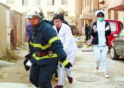事情发生后，当地消防紧急将吴某送往医院。