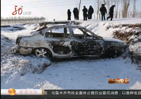 被烧毁的出租车。(视频截图)