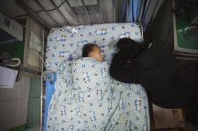 3月13日，湖南省儿童医院，妈妈看护着刚做完手术的小宇。图/实习记者蒋丽梅