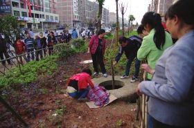  5月20日，常宁市西部风情小区附近，2岁的飞飞（化名）掉入无盖窨井身亡。图/一路拍摄友潇湘客 