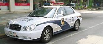 “@嘉善出租车”在微博上贴出警车被贴罚单的照片。