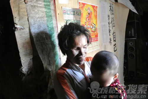 杜秀蓉身后是儿子写的的毛笔字 杜秀蓉身后是儿子写的的毛笔字