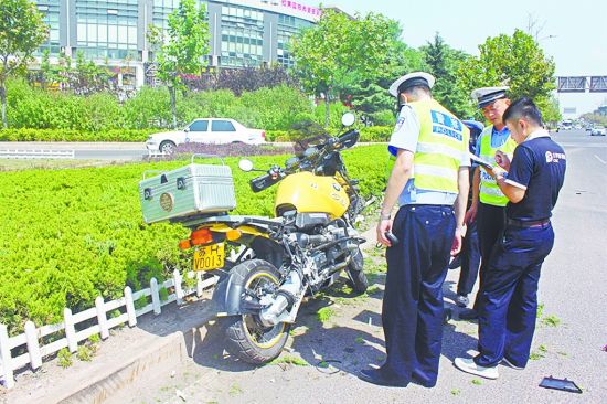 理赔车撞倒摩托后拍照取证 路人称史上最快出