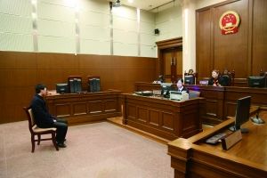 律师用白纸骗他人签名后伪造借条策划虚假诉讼