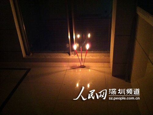 小区居民点燃蜡烛表示哀悼(网友供图)