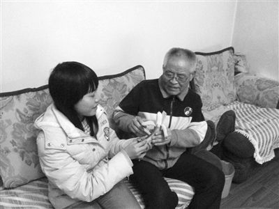 女孩撞昏老人后辞职陪护 老人被感动放弃索赔