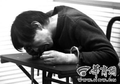 　昨晚，曾经在街头多次骚扰孕妇的嫌疑人贾某在公安莲湖分局接受审讯 本报记者 张杰 摄 