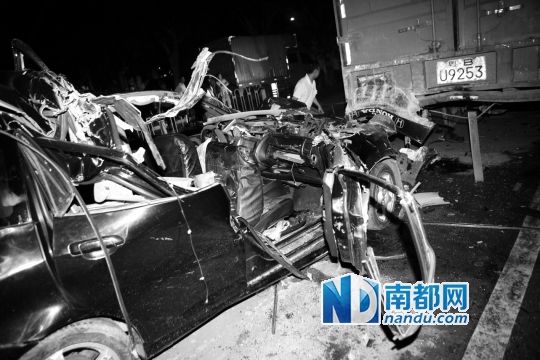 　　昨日凌晨，深圳西丽发生一起重大交通事故，一辆轿车追尾撞上路边违停货车，6人当场死亡。轿车被撞得支离破碎。