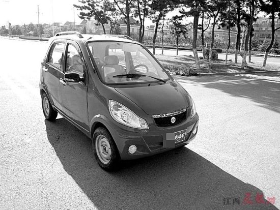 网曝南昌老年代步车频上路存隐患。(本版图片 晨报记者 魏依晨)