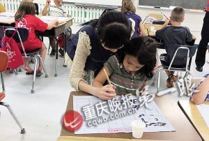 小胡在美国教当地孩子写中文。