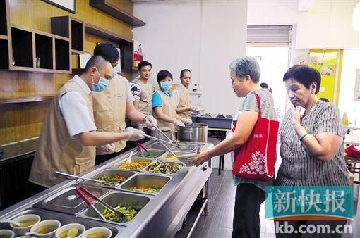 ■很多食客都是附近的街坊。 新快报记者 王永强/摄