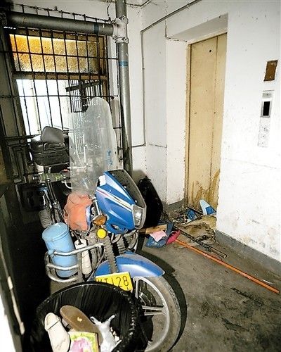 18层居民楼电梯停运8年 8旬妪爬5层楼花半小