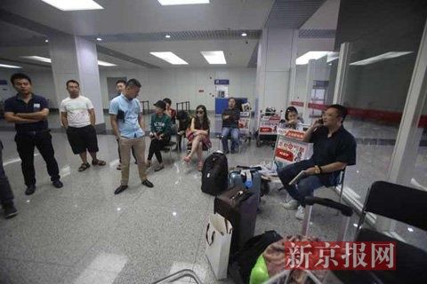 �ӷɻ���㽵���Ժ󣬶�ʮ��λ�˿;ʹ�����Է�������¾���ʵϰ��  ������  ��