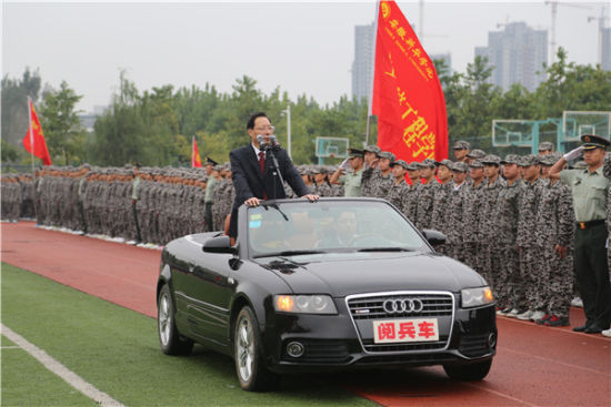 今年9月19日，安徽新华学院院长石秀和检阅新生。