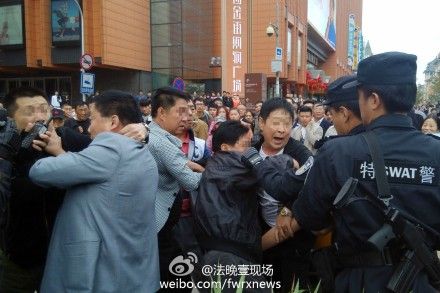 全世界是不是只有中国百姓敢跟警察动手打架吧