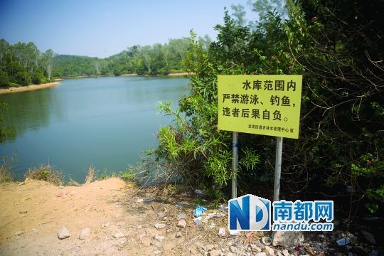  19日，龙岗区沙背沥水库，在出事地点的水库边竖着一块警示牌。南都记者 陈文才 摄