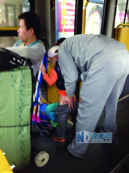 小孩在公交车上撒尿 网友呼吁宽容对待