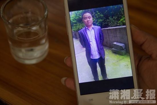 12月24日，暮云派出所附近，死者妻子手机中王庆的生前照片。图/潇湘晨报实习记者 张迪