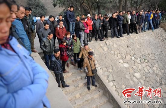 周围有群众围观 周围有群众围观