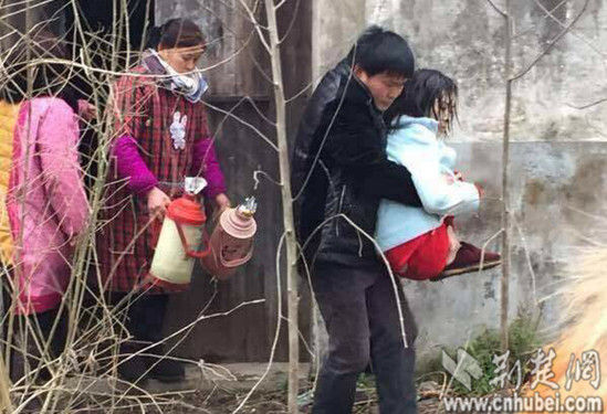 琪琪被网友解救出来时,已经四肢畸形无法正常行走 琪琪被网友解救出来时,已经四肢畸形无法正常行走