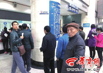 昨日上午11时许，81岁的刘老先生在省人民医院排队挂号、交费，他还不知道老人就医可优先的政策 华商报记者 闫文青 摄