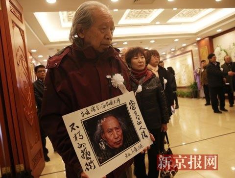 汤氏面塑第二代传人汤夙国的遗体告别仪式在八宝山殡仪馆兰厅举行