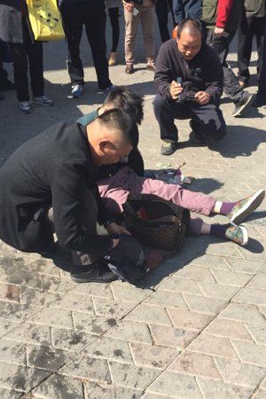 警察检查疑犯行李