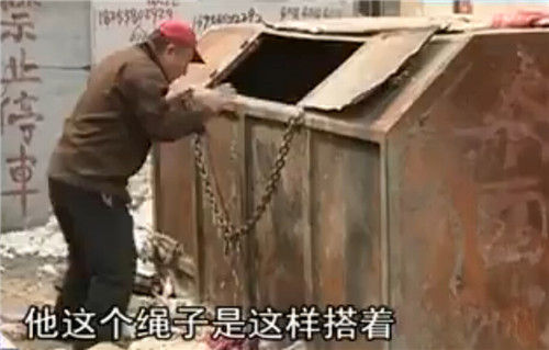 附近的居民描述环卫工人死亡的状态。(视频截图) 附近的居民描述环卫工人死亡的状态。(视频截图)