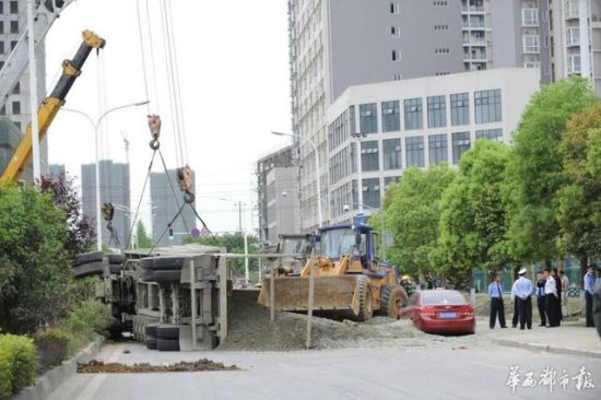 成都龙潭寺工业园区华盛路航天路车祸 砂石车压教练车|交通事故