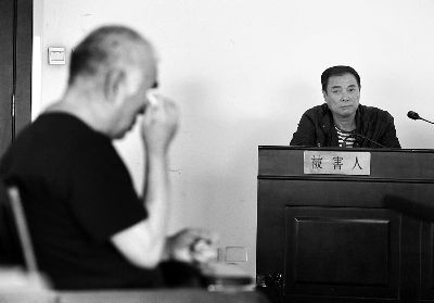 法庭上,张某否认指控,还不时地拿出纸巾擦拭眼泪,被害人(右一)指其说假话 摄/法制晚报记者 林晖 法庭上,张某否认指控,还不时地拿出纸巾擦拭眼泪,被害人(右一)指其说假话 摄/法制晚报记者 林晖