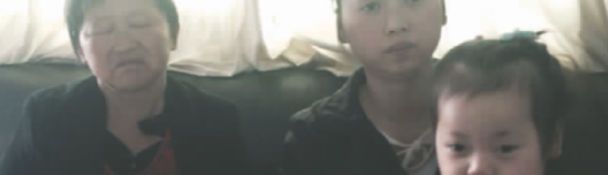 邓孝全和母亲赶到福利院接香香回家 图片来自福利院