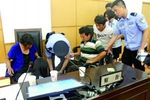 昨天的庭审中，尤先生突然癫痫病发作，法官宣布休庭。