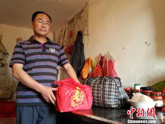 辜朝勇的骨灰盒放在崔金容暂住的房屋桌上 马芙蓉 摄 辜朝勇的骨灰盒放在崔金容暂住的房屋桌上 马芙蓉 摄