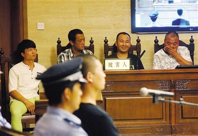 在昨日庭审中,曾因伪证案变为“抢劫疑犯”的房跃、黄某等几人,表情轻松。 在昨日庭审中,曾因伪证案变为“抢劫疑犯”的房跃、黄某等几人,表情轻松。