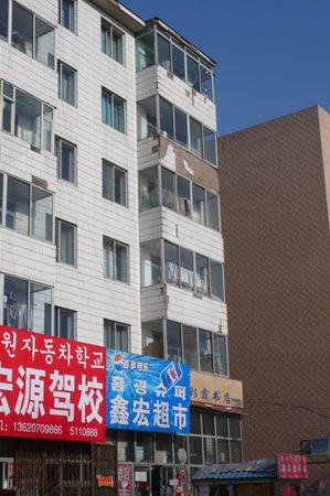 4楼阳台瓷砖落下砸死人法官判全楼赔偿(图)