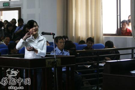 雇凶杀害情人分尸女大学生当庭磕头谢罪(组图)