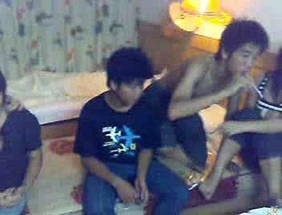 中学女生被轮奸遭凌辱视频在网上流传(组图)