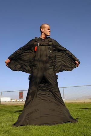 美国男子计划只穿蝙蝠衣跳下万米高空(组图)