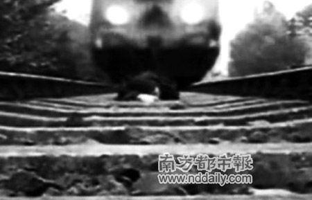 网上出现青年卧轨自拍视频(组图)