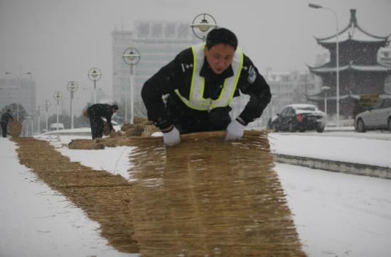 图文:(1)泰州万条草垫铺成安全通道应对冰雪