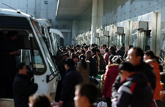 图文:旅客在济南长途汽车总站排队等待上车