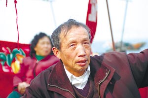 六旬船夫救起两名落水者拒绝酬谢(组图)