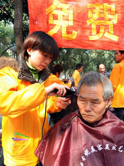 图文:广西30万志愿者学雷锋献爱心(2)