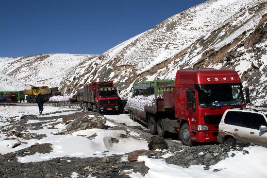 图文:冰雪天气造成青藏公路受阻(2)_新闻中心_新浪网